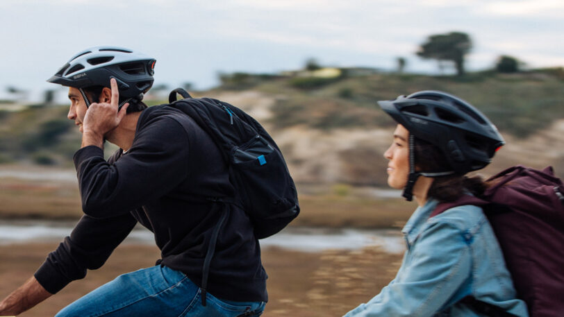 Casco bici Sena R1 EVO con interfono, radio, connessione al cellulare, comandi vocali e luci di posizione